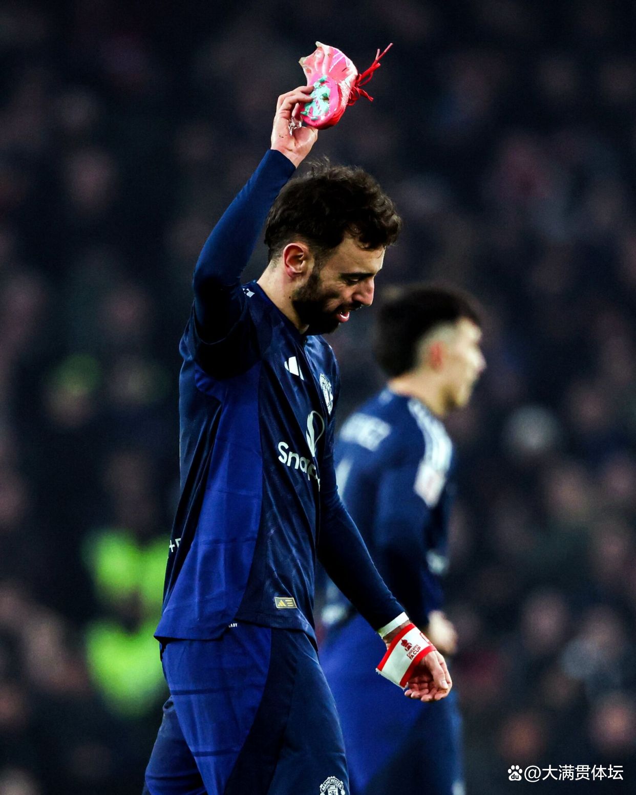 九游-西亚卡姆回归赛场,赛况扑朔迷离首场状态亮眼,切尔西观众沸腾!的简单介绍